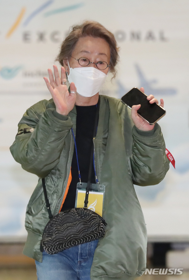 [인천공항=뉴시스]고승민 기자 = 한국배우 최초로 아카데미 여우조연상을 수상한 배우 윤여정이 미국 일정을 마치고 8일 인천국제공항 제2터미널을 통해 귀국하고 있다. 2021.05.08. kkssmm99@newsis.com