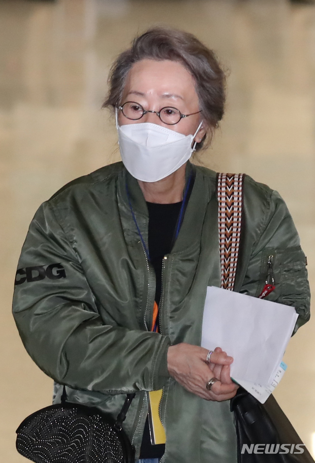 [인천공항=뉴시스]고승민 기자 = 한국배우 최초로 아카데미 여우조연상을 수상한 배우 윤여정이 미국 일정을 마치고 8일 인천국제공항 제2터미널을 통해 귀국하고 있다. 2021.05.08. kkssmm99@newsis.com