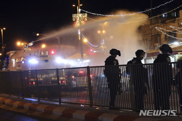 [예루살렘=AP/뉴시스] 7일(현지시간) 예루살렘 다마스쿠스 게이트 인근에서 경찰이 팔레스타인 시위대를 향해 물대포를 발사하고 있다. 이날 이스라엘 경찰과 팔레스타인인의 충돌로 180여명이 다쳤다. 2021.05.08 