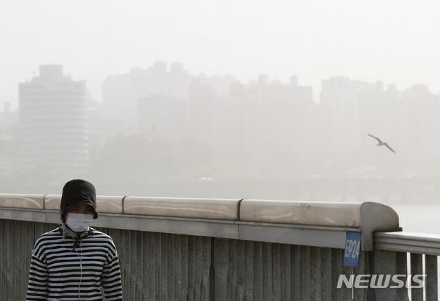 [서울=뉴시스]고승민 기자 = 황사로 인해 전국 미세먼지 농도가 '매우나쁨' 수준을 기록한 지난 8일 서울 마포대교에서 바라본 서울 대기가 뿌옇다. 2021.05.08. kkssmm99@newsis.com