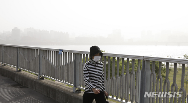 [서울=뉴시스]고승민 기자 = 황사로 인해 전국 미세먼지 농도가 '매우나쁨' 수준을 기록한 지난 8일 서울 마포대교에서 바라본 서울 대기가 뿌옇다. 2021.05.08. kkssmm99@newsis.com