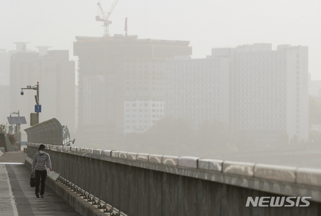 [서울=뉴시스]고승민 기자 = 황사로 인해 전국 미세먼지 농도가 '매우나쁨' 수준을 기록한 지난 8일 서울 마포대교에서 바라본 서울 대기가 뿌옇다. 2021.05.08. kkssmm99@newsis.com