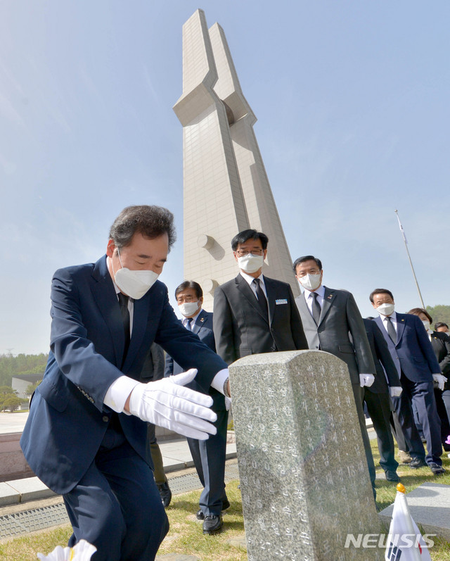 [광주=뉴시스] 변재훈 기자 = 대권 주자인 이낙연 더불어민주당 전 대표가 8일 오전 광주 북구 운정동 국립 5·18민주묘지 내 윤상원·박기순 열사 묘 앞에서 무릎을 꿇고 있다. 2021.05.08. wisdom21@newsis.com