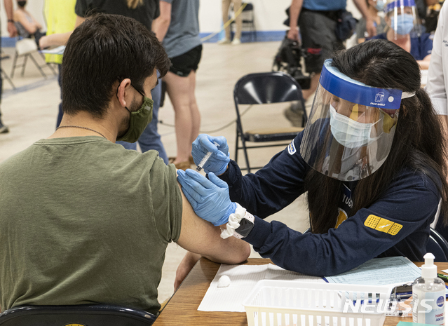 [AP/뉴시스] 4월8일 미국 오하이오주 켄트 주립대에서 대학생이 한 번만 맞아도 접종완료되는 얀센 백신을 맞고 있다