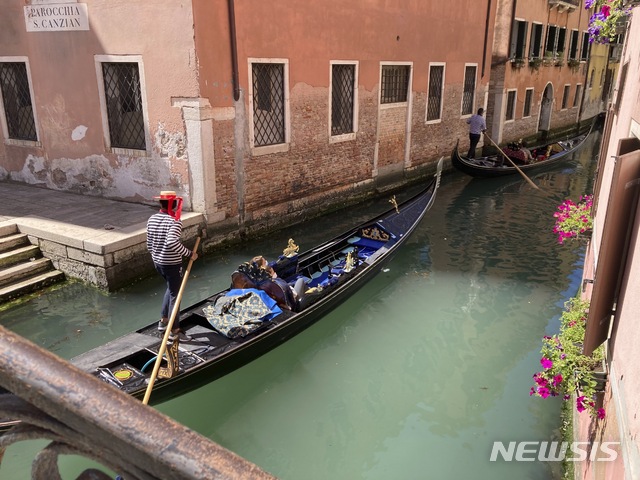[베네치아=AP/뉴시스] 이탈리아 베네치아에서 직원의 지시를 무시하고 행동한 중국인 탑승객 때문에 곤돌라가 균형을 잃고 뒤집히는 일이 벌어졌다. (사진은 기사 내용과 무관) 2023.12.07.