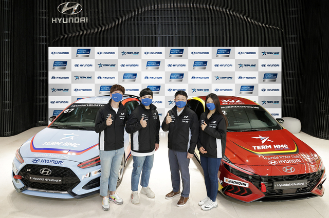 현대차는 서울시 강남구에 위치한 오토웨이타워에서 현대차 국내사업본부장 유원하 부사장과 ‘TEAM HMC(Hyundai Motor Club)’ 레이싱팀 김주현 단장 등이 참석한 가운데 ‘현대차-TEAM HMC 후원 협약식’을 진행했다고 9일(일) 밝혔다.    *재판매 및 DB 금지