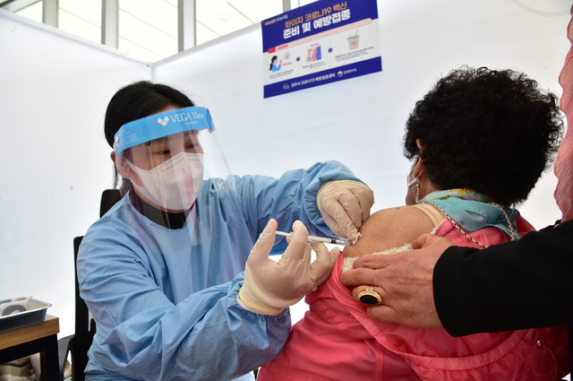 화이자 백신 접종 이틀후 입원한 80대 10일만에 숨져