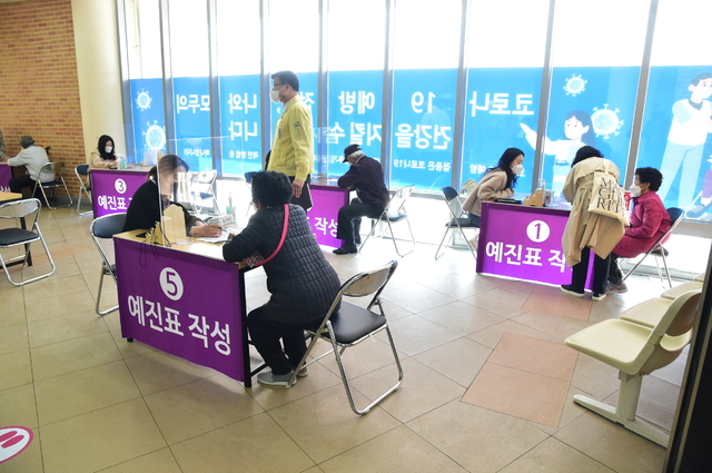 [진주=뉴시스] 진주시, 코로나19 1차 백신접종. (사진=뉴시스 DB) 2021.05.09. photo@newsis.com *재판매 및 DB 금지