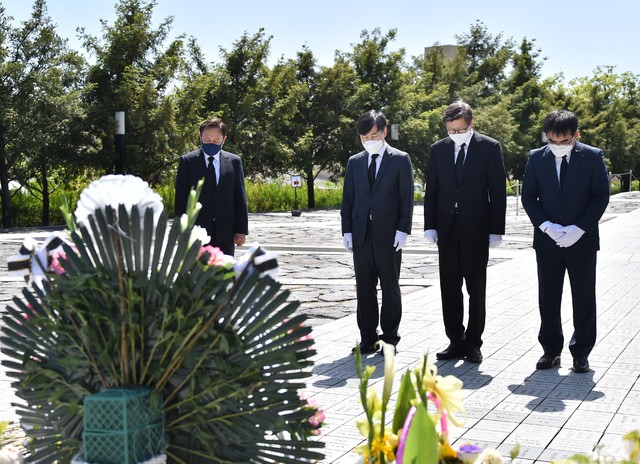  [부산=뉴시스] 허상천 기자 = 박형준 부산시장은 9일 오후 경남 김해시 진영읍 봉하마을을 방문, 노무현 대통령 묘역을 참배 했다. 2021.05.09. (사진 = 부산시 제공) photo@newsis.com *재판매 및 DB 금지