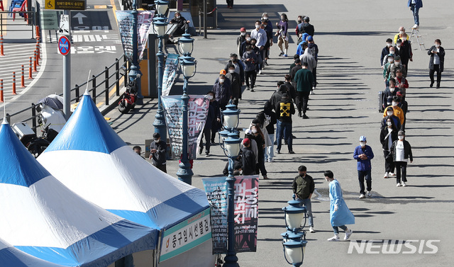 [서울=뉴시스]이영환 기자 = 9일 오전 서울 중구 서울역광장에 마련된 임시선별검사소를 찾은 시민들이 코로나19 검사를 받기 위해 줄지어 서 있다. 2021.05.09. 20hwan@newsis.com
