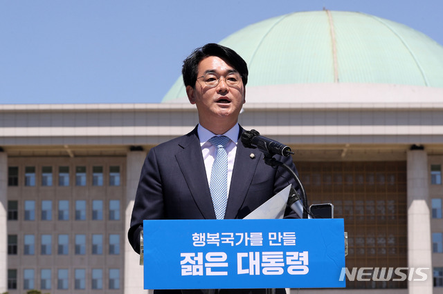 [서울=뉴시스]김진아 기자 = 박용진 더불어민주당 의원이 9일 오전 서울 여의도 국회 잔디밭에서 제20대 대통령 선거 출마 공식 선언 기자회견을 하고 있다. (공동취재사진) 2021.05.09. photo@newsis.com