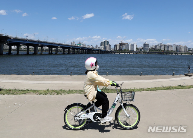 [서울=뉴시스]박주성 기자 = 지난 9일 오후 서울 영등포구 여의도에서 어린이가 자전거를 타고 있다. <사진은 기사와 관련이 없습니다.> 2021.05.09. park7691@newsis.com