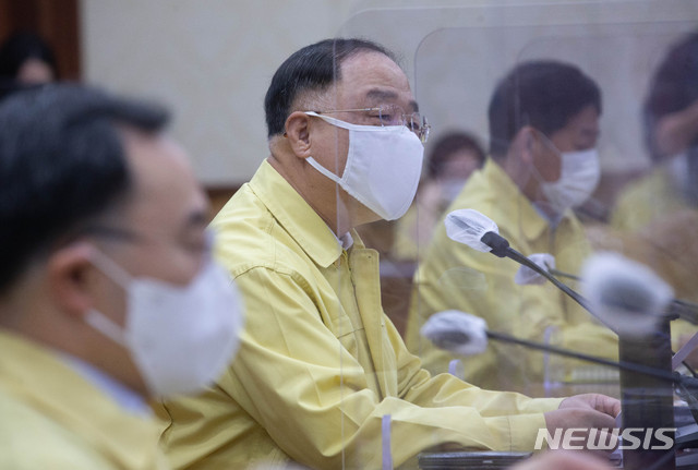 [서울=뉴시스]박주성 기자 = 홍남기 국무총리 직무대행이 9일 오후 서울 종로구 정부서울청사에서 열린 코로나19 대응 중앙재난안전대책본부 회의에서 모두발언을 하고있다. (공동취재사진). 2021.05.09. photo@newsis.com