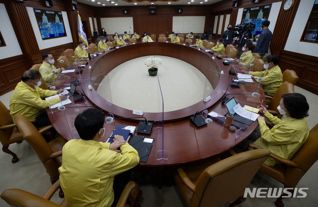 [서울=뉴시스]박주성 기자 = 홍남기 국무총리 직무대행이 9일 오후 서울 종로구 정부서울청사에서 열린 코로나19 대응 중앙재난안전대책본부 회의에서 모두발언을 하고있다. (공동취재사진). 2021.05.09. photo@newsis.com