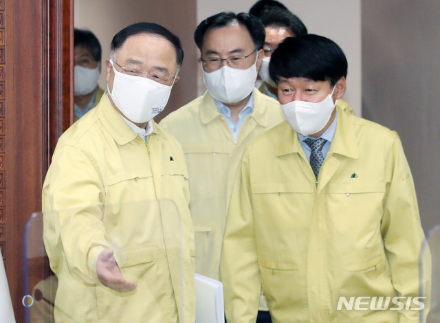 [서울=뉴시스]박주성 기자 = 홍남기 국무총리 직무대행과 안경덕 고용노동부 장관. (공동취재사진). 2021.05.09. photo@newsis.com