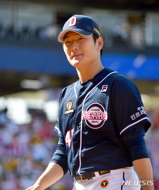 [광주=뉴시스]류형근 기자 = 9일 오후 광주 북구 광주-기아챔피언스필드에서 열린 2021프로야구 KIA 타이거즈 대 두산 베어스의 더블헤더 1차전, 6회말 1사 2루에서 두산 선발투수 곽빈이 마운드를 내려오고 있다. 2021.05.09. hgryu77@newsis.com