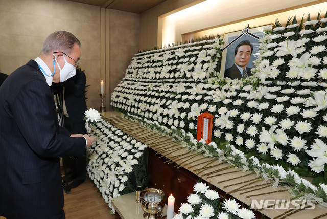 [서울=뉴시스]사진공동취재단 = 반기문 전 UN 사무총장이 9일 오후 서울 광진구 건국대학교병원 장례식장에 마련된 고 이한동 전 국무총리 빈소를 찾아 조문하고 있다. 2021.05.09. photo@newsis.com