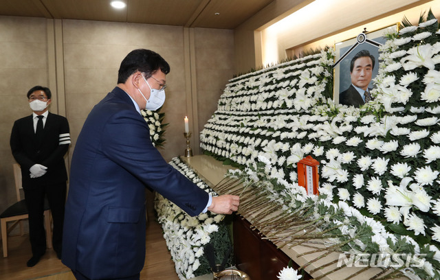 [서울=뉴시스]사진공동취재단 = 송영길 더불어민주당 대표가 9일 오후 서울 광진구 건국대학교병원 장례식장에 마련된 고 이한동 전 국무총리 빈소를 찾아 조문하고 있다. 2021.05.09. photo@newsis.com