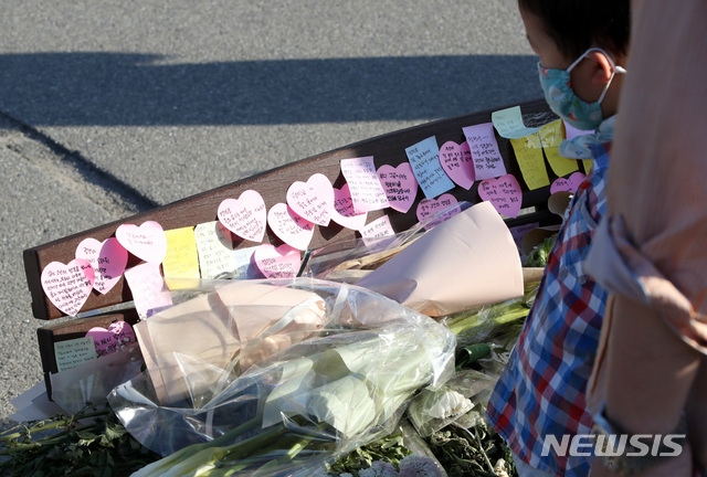[서울=뉴시스]고범준 기자 = 9일 오후 서울 서초구 반포한강공원 수상택시 승강장 인근 벤치에 마련된 고(故) 손정민 군의 추모 공간에 시민들이 가져온 꽃과 메모 등이 놓여 있다. 2021.05.09. bjko@newsis.com