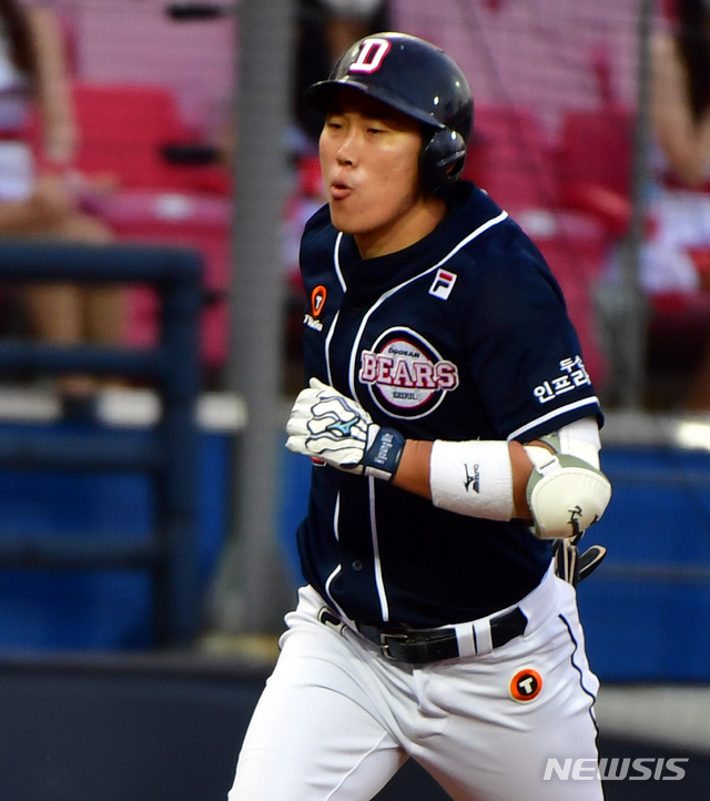 [광주=뉴시스]류형근 기자 = 9일 오후 광주 북구 광주-기아챔피언스필드에서 열린 2021프로야구 KIA 타이거즈 대 두산 베어스의 더블헤더 2차전, 4회초 무사에서 두산 1번타자 허경민이 1점 홈런을 친 뒤 운동장을 돌고 있다. 2021.05.09. hgryu77@newsis.com