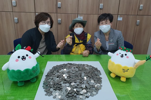 영주의 박모 할머니가 폐지를 팔아 모은 동전(50만 원)을 영주1동 행정복지센터에 전달하고 있다. (사진=영주시 제공) *재판매 및 DB 금지