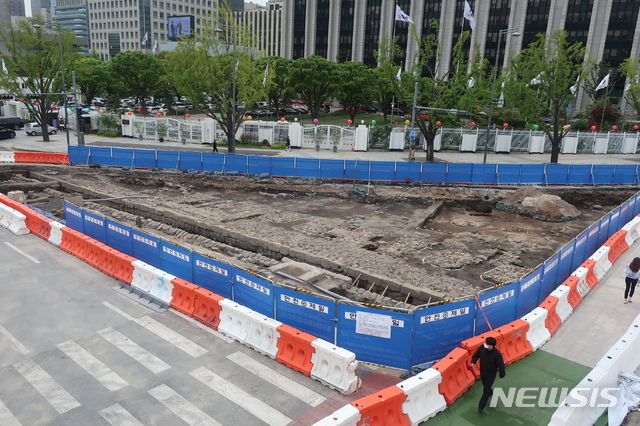 광화문광장 공사 중 '조선 육조거리' 흔적 발굴…첫 시민 공개
