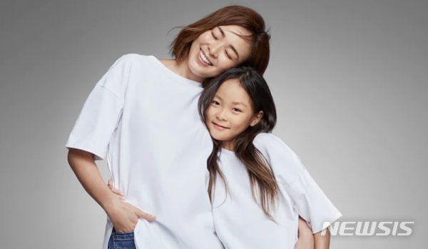 [서울=뉴시스] 추사랑, 모델 데뷔. 사진 = GAP 일본 여름 캠페인. 2021.5.10. photo@newsis.com