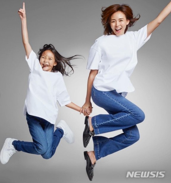 [서울=뉴시스] 추사랑, 모델 데뷔. 사진 = GAP 일본 여름 캠페인. 2021.5.10. photo@newsis.com