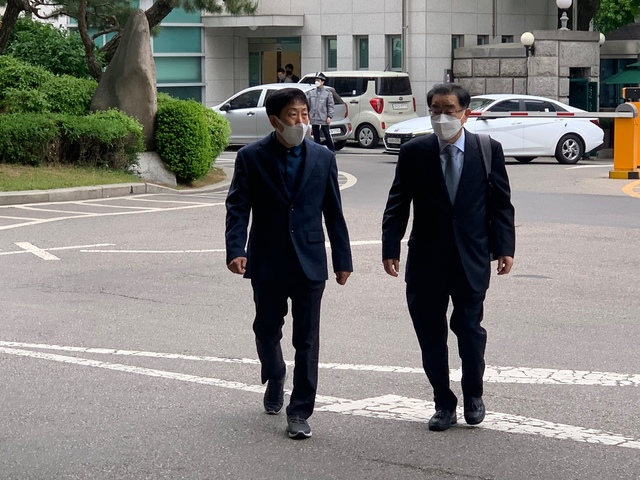 [서울=뉴시스] 신재현 기자=10일 오후 2시께, 박상학 자유북한운동연합 대표가 경찰 조사를 받기 위해 서울경찰청에 출석하고 있다. 2021.05.10. again@newsis.com *재판매 및 DB 금지