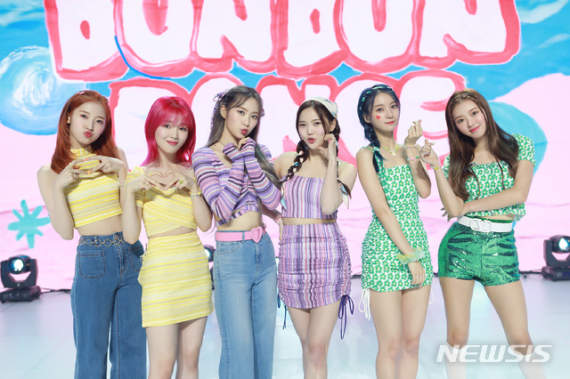 [서울=뉴시스] 그룹 오마이걸(OH MY GIRL)이 여덟 번째 미니 앨범 '디어 오마이걸(Dear OHMYGIRL)'을 10일 오후 6시 발매한다. 이날 오후 열린 온라인 쇼케이스에 멤버 효정, 미미, 유아, 승희, 지호, 비니, 아린 등이 참석했다.(사진=WM엔터테인먼트 제공)2021.05.10 photo@newsis.com