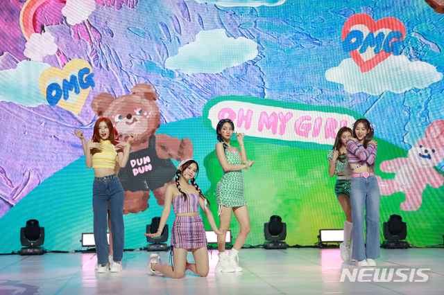 [서울=뉴시스] 그룹 오마이걸(OH MY GIRL)이 여덟 번째 미니 앨범 '디어 오마이걸(Dear OHMYGIRL)'을 10일 오후 6시 발매한다. 이날 오후 열린 온라인 쇼케이스에 멤버 효정, 미미, 유아, 승희, 지호, 비니, 아린 등이 참석했다.(사진=WM엔터테인먼트 제공)2021.05.10 photo@newsis.com 