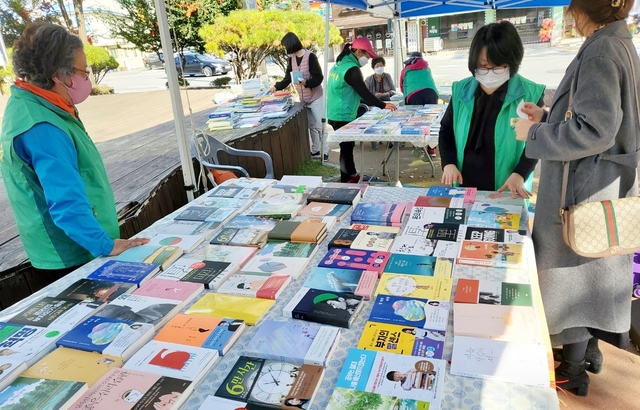 [증평=뉴시스]새마을문고중앙회 증평군지부 찾아가는 책드림 행사. (사진=증평군 제공) photo@newsis.com *재판매 및 DB 금지