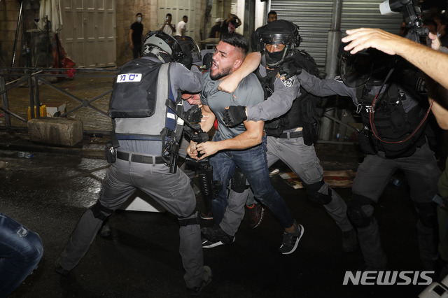 [예루살렘=AP/뉴시스]9일(현지시간) 이스라엘 경찰이 예루살렘 구시가지 외곽 다마스쿠스 성문 근처에서 팔레스타인 시위대와 충돌하고 있다. 이스라엘은 팔레스타인 쪽에서 쏘아 보낸 화염탄 기구를 계기로 가자지구의 해상 어업구역을 완전히 폐쇄하는 등 팔레스타인과의 긴장이 고조되고 있다. 2021.05.10.