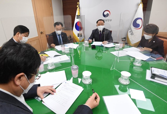 [서울=뉴시스]홍남기 부총리 겸 기획재정부 장관이 10일 서울 종로구 정부서울청사에서 관계장관회의(녹실회의)를 주재, 'K-반도체 전략' 관련 주요 내용 및 쟁점에 대해 논의하고 있다. (사진=기획재정부 제공) 2021.05.10. photo@newsis.com *재판매 및 DB 금지
