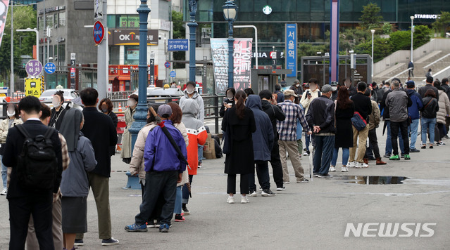 [서울=뉴시스]박주성 기자 = 코로나19 신규 확진자가 1주일만에 400명대를 기록한 10일 오전 서울 중구 서울역 광장 임시선별검사소에 시민들이 검사를 받기 위해 줄을 서고 있다. 2021.05.10. park7691@newsis.com