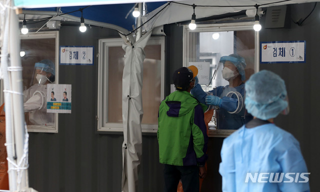 [서울=뉴시스]박주성 기자 = 코로나19 신규 확진자가 1주일만에 400명대를 기록한 10일 오전 서울 중구 서울역 광장 임시선별검사소에 시민들이 검사를 받고 있다. 2021.05.10. park7691@newsis.com