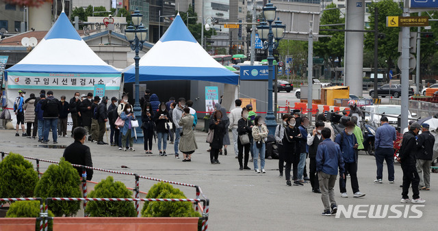 [서울=뉴시스]박주성 기자 = 코로나19 신규 확진자가 1주일만에 400명대를 기록한 10일 오전 서울 중구 서울역 광장 임시선별검사소에 시민들이 검사를 받기 위해 줄을 서고 있다. 2021.05.10. park7691@newsis.com