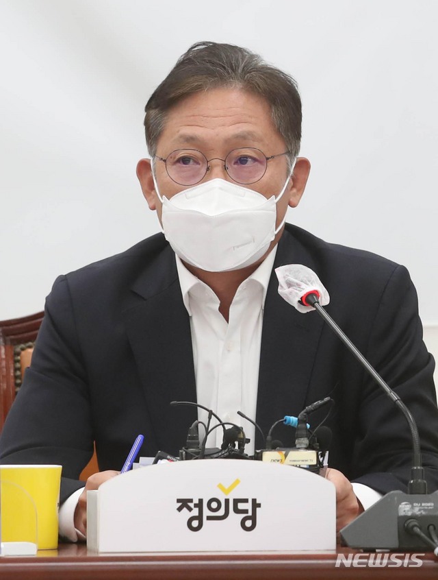 [서울=뉴시스]김진아 기자 = 배진교 정의당 원내대표가 10일 오전 서울 여의도 국회에서 열린 대표단회의에서 발언을 하고 있다. (공동취재사진) 2021.05.10. photo@newsis.com