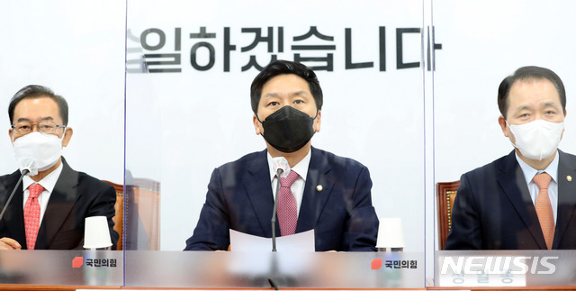 [서울=뉴시스]전진환 기자 = 김기현 국민의힘 대표 권한대행 겸 원내대표가 10일 오전 서울 여의도 국회에서 열린 비상대책위원회의에 참석해 발언하고 있다. 2021.05.10. amin2@newsis.com