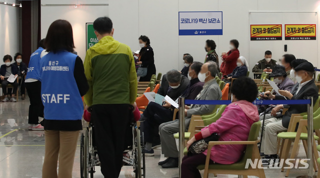 [서울=뉴시스]조수정 기자 = 코로나19 백신 1차 접종자가 누적 367만4729명으로 전 국민의 7.2%, 2차 접종자는 누적 50만 6274명으로 전국민의 1.0%로 집계된 10일 오전 서울 한 코로나19 백신 예방접종센터에서 어르신들이 접종을 마친 뒤 이상반응을 모니터링하고 있다. 2021.05.10. chocrystal@newsis.com