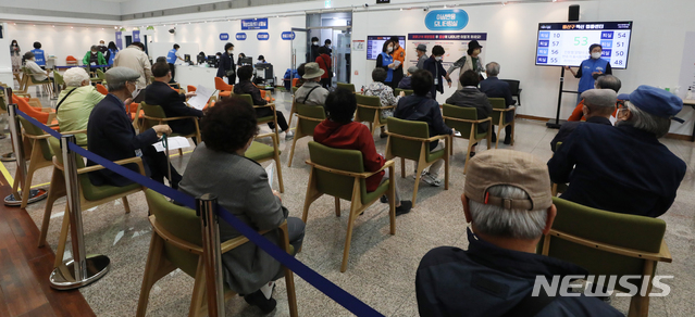 [서울=뉴시스]조수정 기자 = 지난 10일 오전 서울 한 코로나19 백신 예방접종센터에서 어르신들이 접종을 마친 뒤 이상반응을 모니터링하고 있다. 2021.05.10. chocrystal@newsis.com