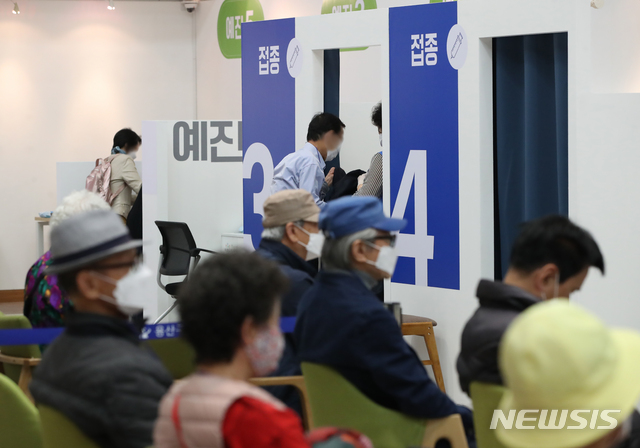 [서울=뉴시스]조수정 기자 = 코로나19 백신 1차 접종자가 누적 367만4729명으로 전 국민의 7.2%, 2차 접종자는 누적 50만 6274명으로 전국민의 1.0%로 집계된 10일 오전 서울 한 코로나19 백신 예방접종센터에서 어르신들이 접종하고 있다. 2021.05.10. chocrystal@newsis.com