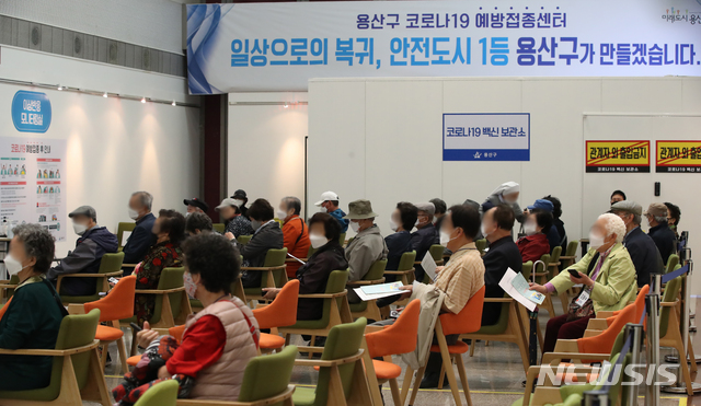 [서울=뉴시스]조수정 기자 = 코로나19 백신 1차 접종자가 누적 367만4729명으로 전 국민의 7.2%, 2차 접종자는 누적 50만6274명으로 전국민의 1.0%로 집계된 10일 오전 서울 한 코로나19 백신 예방접종센터에서 어르신들이 접종을 마친 뒤 이상반응을 모니터링하고 있다. 2021.05.10. chocrystal@newsis.com