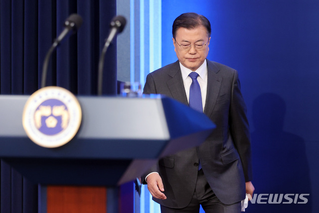 [서울=뉴시스]추상철 기자 = 문재인 대통령이 10일 오전 청와대 춘추관 대브리핑룸에서 취임4주년 특별연설을 위해 입장하고 있다. 2021.05.10. scchoo@newsis.com