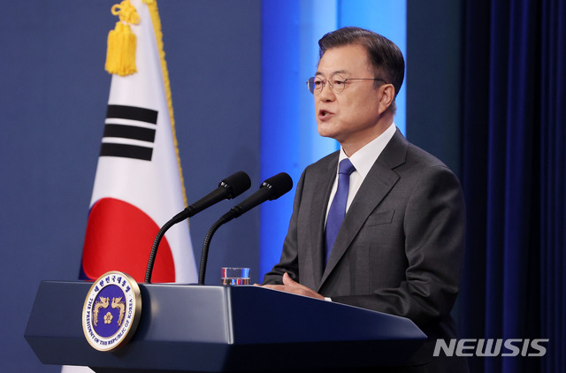 [서울=뉴시스]추상철 기자 = 문재인 대통령이 10일 오전 청와대 춘추관 대브리핑룸에서 취임4주년 특별연설을 하고 있다. 2021.05.10. scchoo@newsis.com