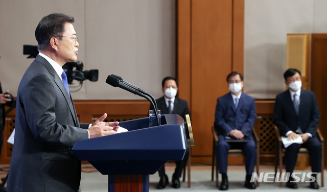 [서울=뉴시스]추상철 기자 = 문재인 대통령이 10일 오전 청와대 춘추관 대브리핑룸에서 취임4주년 특별연설을 하고 있다. 2021.05.10. scchoo@newsis.com