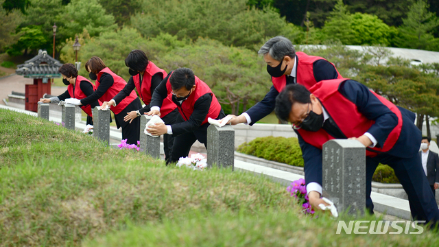 [광주=뉴시스] 류형근 기자 = 국민의힘 초선 의원들이 10일 오전 광주 북구 운정동 국립5·18민주묘지를 찾아 오월영령에 참배한 뒤 열사의 묘비를 닦고 있다. 참배에는 김미애·김형동· 박형수·서정숙·윤주경·이영·이종성·조수진·조태용 의원과 김재섭(서울 도봉갑)·천하람(전남 순천·광양·곡성·구례갑) 당협위원장 등이 참석했다. 2021.05.10. hgryu77@newsis.com