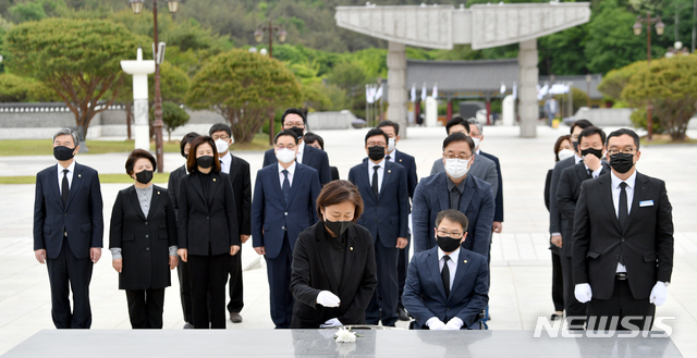 [광주=뉴시스] 류형근 기자 = 국민의힘 초선 의원들이 10일 오전 광주 북구 운정동 국립5·18민주묘지를 찾아 오월영령에 참배하고 있다. 참배에는 김미애·김형동· 박형수·서정숙·윤주경·이영·이종성·조수진·조태용 의원과 김재섭(서울 도봉갑)·천하람(전남 순천·광양·곡성·구례갑) 당협위원장 등이 참석했다. 2021.05.10. hgryu77@newsis.com