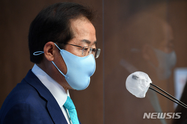 [서울=뉴시스]최동준 기자 = 홍준표 무소속 의원이 10일 서울 여의도 국회 소통관에서 기자회견을 열고 국민의힘에 복당 절차를 밟겠다고 밝히고 있다. (공동취재사진) 2021.05.10. photo@newsis.com