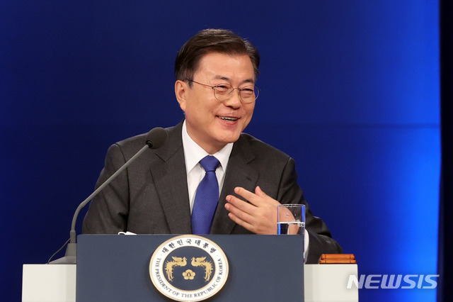 [서울=뉴시스]추상철 기자 = 문재인 대통령이 10일 오전 청와대 춘추관 대브리핑룸에서 취임4주년 특별연설을 마친 후 취재진의 질문에 답변하고 있다. 2021.05.10. scchoo@newsis.com